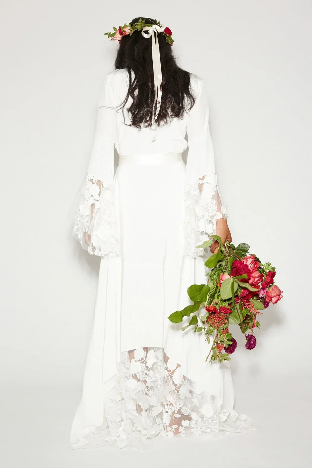 Vestido de novia bohemio de encaje con escote en V y manga larga